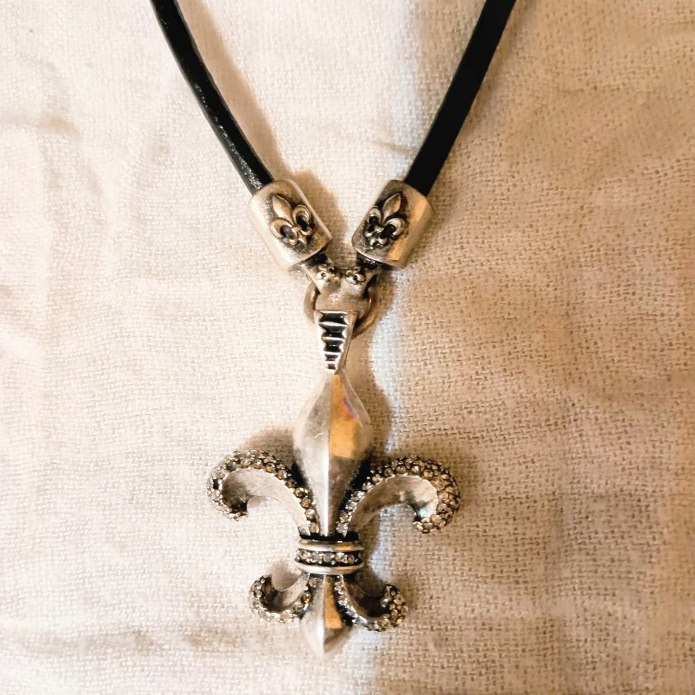 Stigma Fleur de Lis unisex Black string pendant